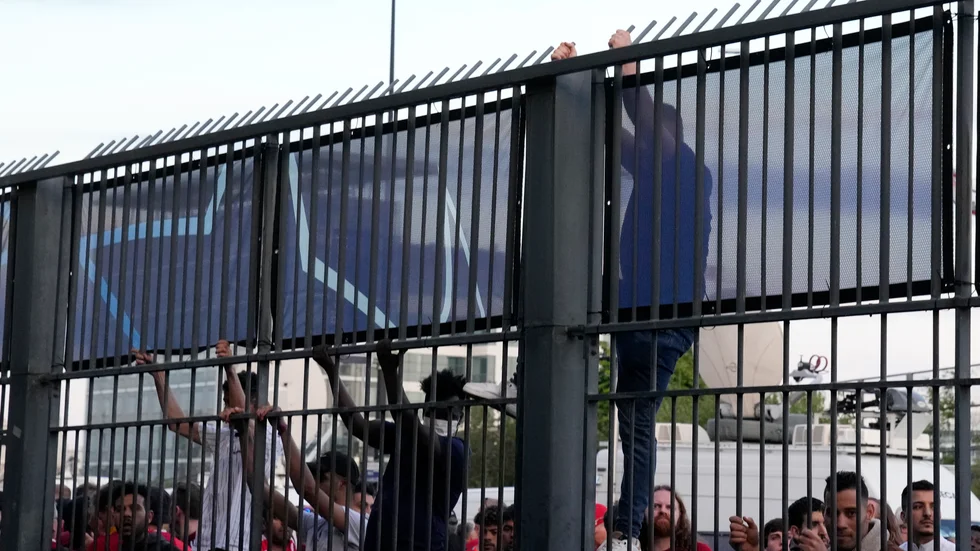 Det var kaosartade scener utanför Stade de France.