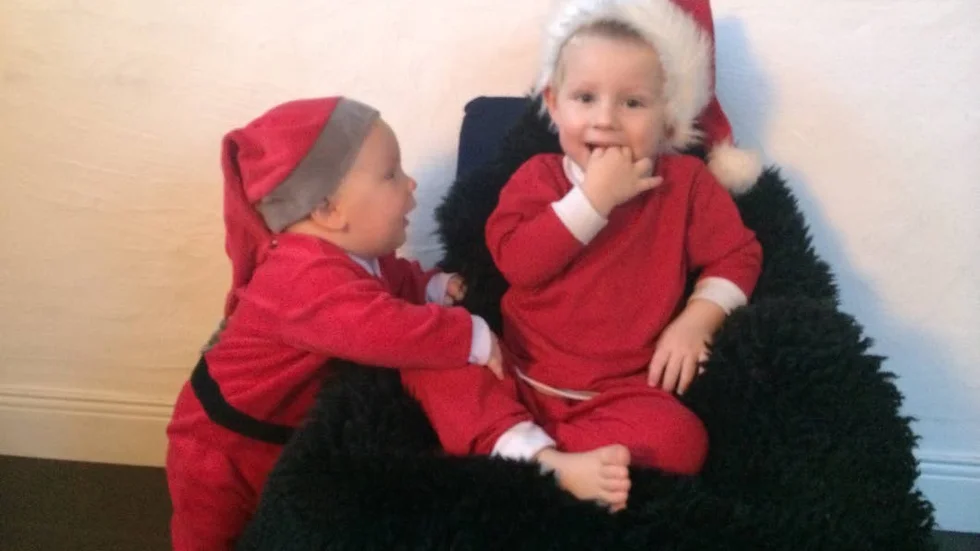 Devin, 9 månader, och Eddie, 2,5 år.Iinskickat av mamma Marie och pappa Christian.
