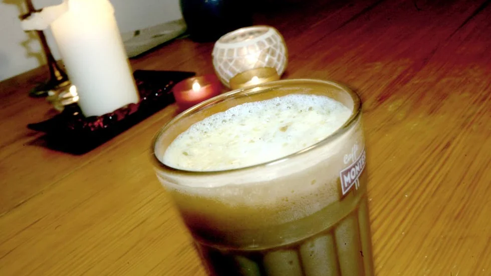Fikastund. En fika med bekanta eller obekanta leder ofta till nya erfarenheter.