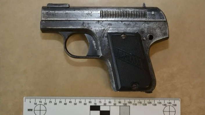 Pistolen som polisen upptäckte fanns i kvinnans behå när hon visiterades.