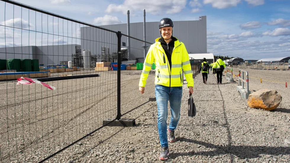 Kenny Refhagen är en av många anställda vid nya batterifabriken Northvolt. Han fick jobbet som produktionschef för katod-elektroddelen på Northvolt i januari i fjol. ”Jag gillar den internationella prägel som fabriken har. Det är anställda från över 70 nationer här”.
