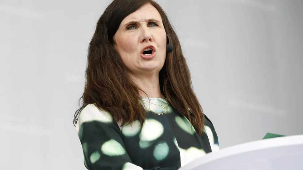 Miljöpartiets språkrör Märta Stenevi (MP) talade på fredagen under Järvaveckan på Spånga idrottsplats.