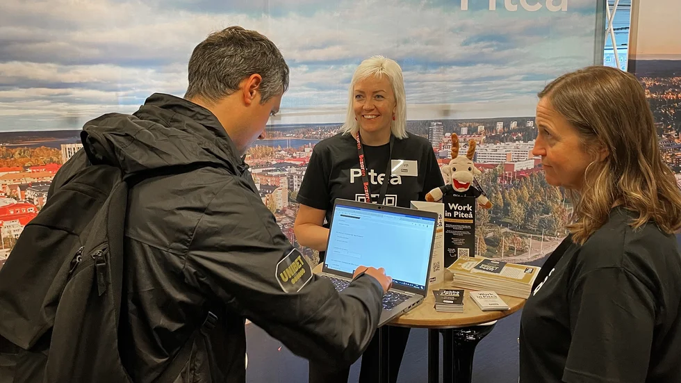 Sara Holm, projektledare på näringslivsavdelningen och utbildningsutvecklaren Karin Gebing, hade fullt upp med att informera  besökare om de lediga jobb som finns i Piteå.