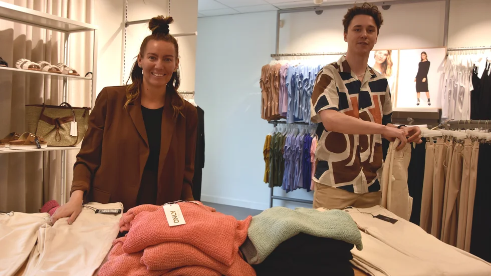 "Butikssamhället kunde bli mer attraktivt och då tänker jag främst på Köpmannagatan, det borde göras något åt lokalerna där, en del ser verkligen tråkiga ut" säger Anne-Lie Wall, här med Dennis Holmström.