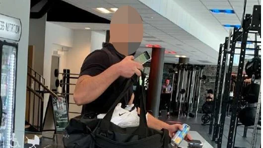 24-åringen är åtalad för synnerligen grovt narkotikabrott och riskerar mellan sex och tio års fängelse. Han förnekar brott.