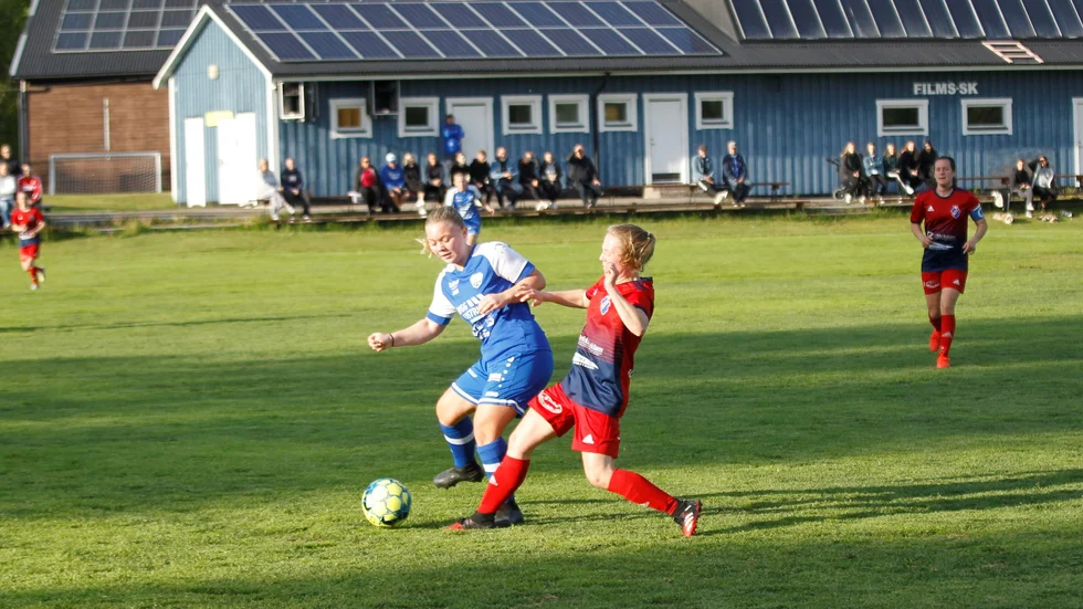En bild från när Film och Månkarbo möttes förra säsongen. Nu har Films damlag lagts ned på grund av spelarbrist.