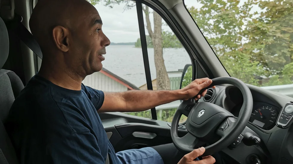 Några matvagnar ska till Åby och Jursla. Pedro brukar ta Strandvägen dit. Den något längre körningen utmed vattnet ser Pedro som en möjlighet att ta det lugnt.