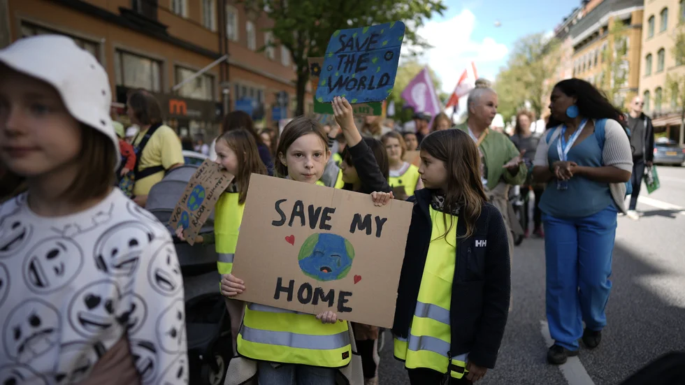 "Rädda mitt hem", står det på ett av plakaten som syntes i proteströrelsen Fridays for futures demonstration i samband med Stockholm +50.
