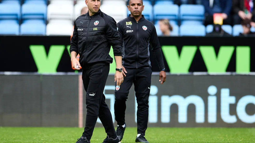 Helsingborgs tränare Mattias Lindström och Ávaro Santos.