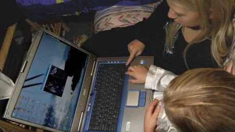 Så många som vart sjätte barn/ungdom har blivit mobbade på nätet eller via sms. Vuxnas stöd är viktigt liksom polisanmälningar av nätmobbningen.