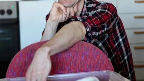 Staffan Hjalmarsson. Bor och verkar nu i Gullspång där han arbetar med largescale.se som en konstnärlig och politisk manöver som försöker att förhålla sig till storskaliga störningar i stora system över lång tid.Foto: Rolf Jönsson