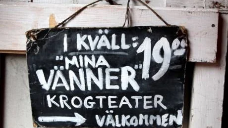 Tillbaka. Teaterskylten är åter på plats vid Bolagets konferenslokal.
