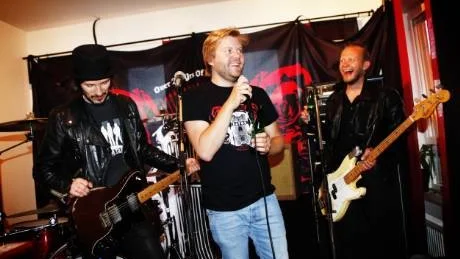 Kul kille. "Ska vi spela Guitar Hero i stället?", säger Joakim Tjärnberg när bandet Sator kör en spelning i hans lägenhet.