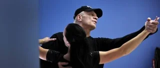 Knäskadad brottar- kung dansar för segern