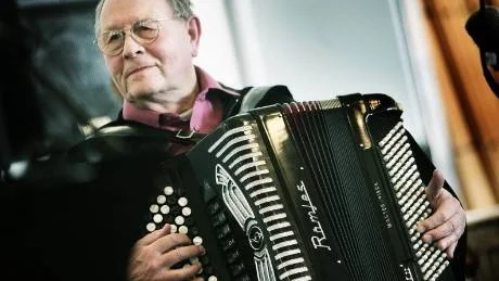 Multimusiker. Ante Fröberg har under sin musikerkarriär spelat ståbas, dragspel, fiol och flera blåsinstrument. Till utdelningen av Vandringskäppen hade han med sig bas och dragspel, och var dagens flitigaste musikant.Foto: Tobias Wallström