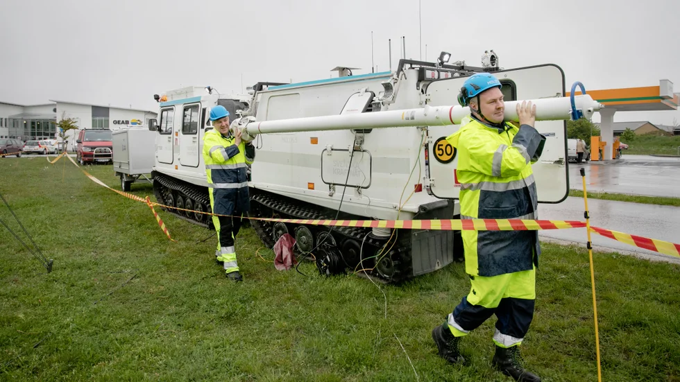 Molos, ett slags hemvärnet för kriser inom el- och mobilnät, besökte på tisdagen Gotland. I närheten av Geabs kontor i Visby ställde man upp sina vita bandvagnar, som bland annat fraktar flyttbara mastar på taket. Johan Gustafsson och Andreas Nord i färd med att sätta upp den.