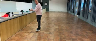 Nej, det byggs inte för ett högre hopptorn i simhallen