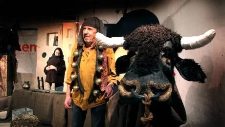 Rum för en liten. Christer Hall som åsna i julspelet där oxen har en viktig plats i stallet tillsammans med Josef och Maria.