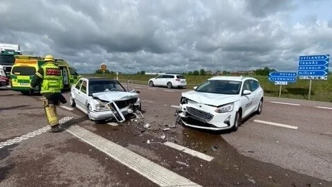 En person fick föras till sjukhus efter kollisionen.