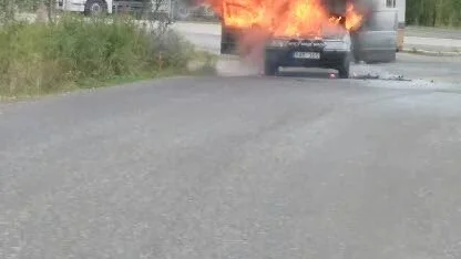 Lågor. Bilen började brinna, men innan räddningstjänsten var på plats var branden släckt.