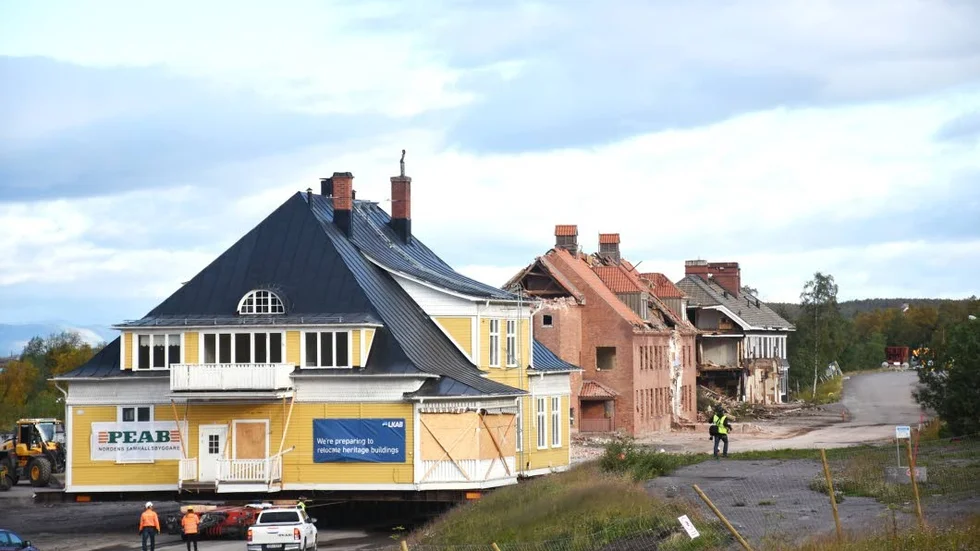 På rull. På väg till sin nya adress passerade Ingenjörsvillan både järnvägsstationen och Järnvägshotellet som håller på att rivas.