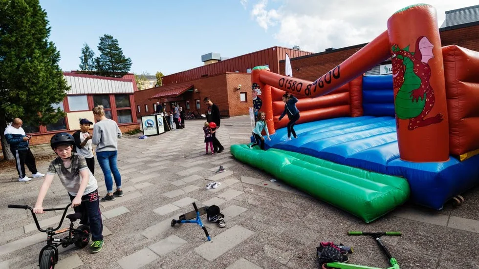 HOPPET. Hoppborgen i Porsö centrum var en av barnens favoriter under områdesdagen.