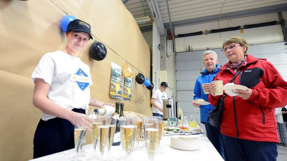 KALAS. Kate Scott serverade bubbel, snittar och annat mumsigt till gästerna.