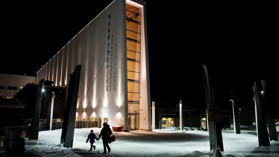 Missnöje. Många föräldrar är missnöjda med situationen på Raketskolan, föräldrarna klagar på för stora klasser, för små utrymmen och för få lärare.