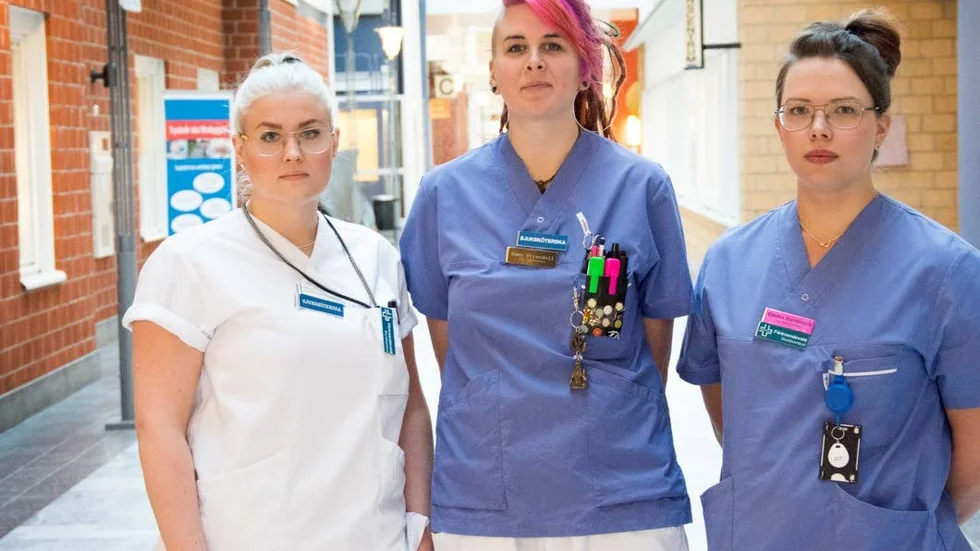 Hög belastning. Sjuksköterskorna Emelie Holmgren, Emmy Strandell och Emma Nordmark har det stressigare än någonsin på jobbet.
