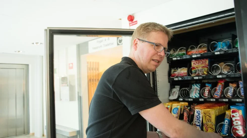 Bråda dagar. Anders Wennberg och hans kollegor har fullt upp. Förutom att som vanligt fylla på varor i automaterna måste gamla myntinkast bytas eller omprogrammeras.