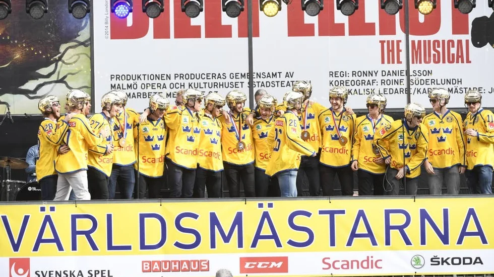 Firande. Tre Kronor hyllas på Sergels torg i Stockholm.
