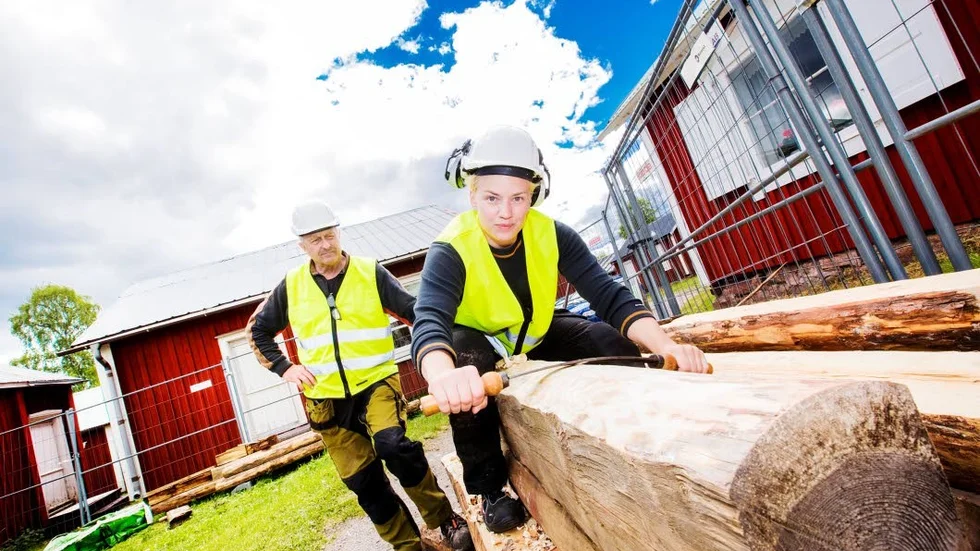 Framtidshopp. Stina Engman är yngst av hantverkarna som arbetar med att restaurera trekammarstugan. Hon lär av de erfarna och tar kunskaperna med sig in framtiden.