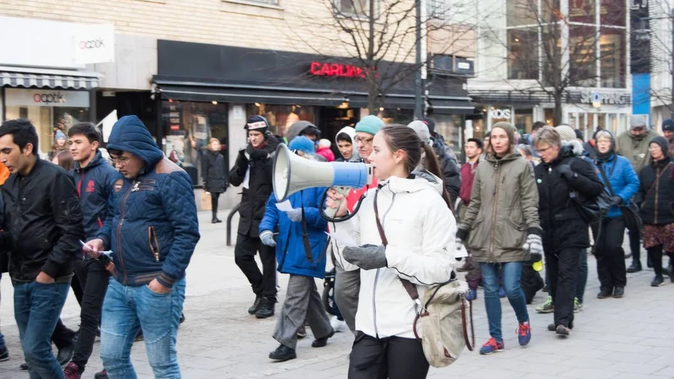 Slagord. ”Utvisningarna måste ta slut! Vi står, vi står, vi står inte ut!” ropade Maiara Karlsson Alves Dias i megafonen på demonstrationen på Storgatan i början av november.
