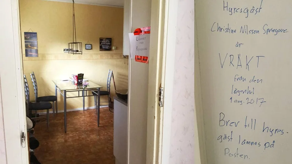 FRÄCK VRÄKNING. Hyresvärden hade monterat ner ytterdörren och skrivit med tuschpenna på väggen. Bilden är ett montage.