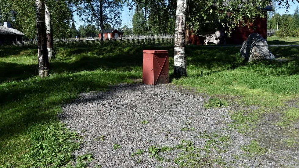 Eldstad. Här stod eldstaden som stod i lågor när personalen kom till museet en morgon. En gungbräda låg mitt i elden.