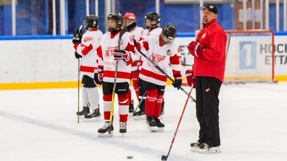 HOCKEYMAGISTER. Fyrfaldige Stanley Cup-vinnaren Tomas Holmströms hockeyskola har blivit en succé.