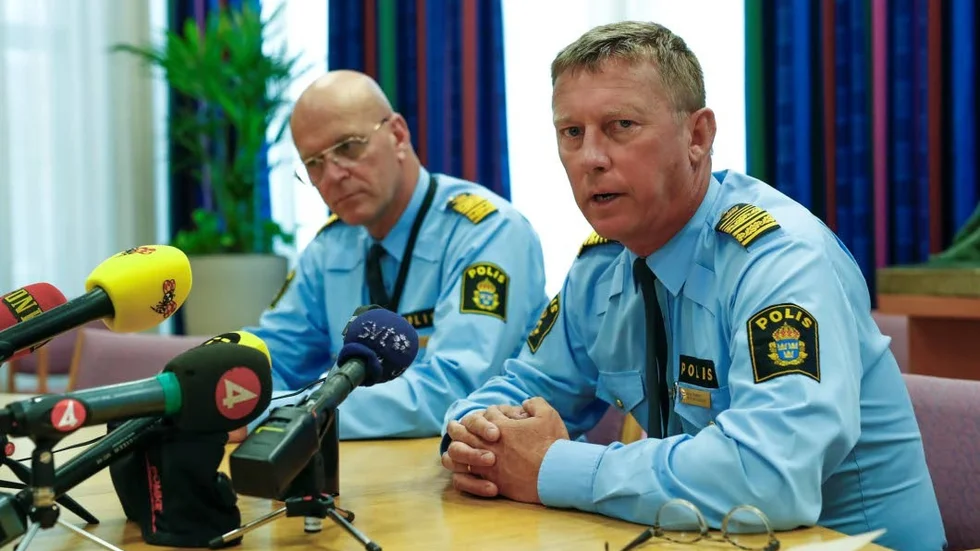 GÖTEBORG. Erik Nord, polisområdeschef i Storgöteborg, och Klas Friberg, regionchef på polisen i Väst under presskonferensen om den omkomne polisen och rånarjakten.