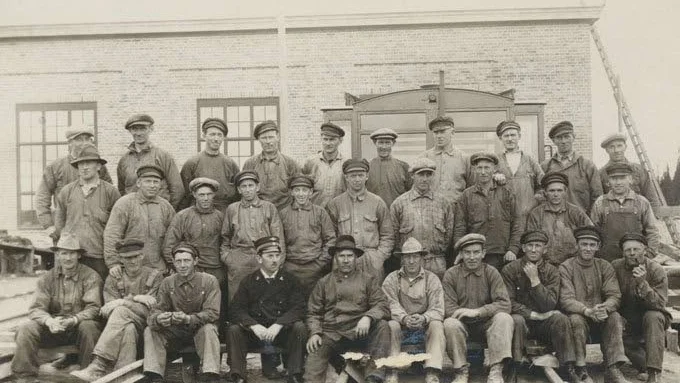 Arbetslaget. Här är de män som byggde upp Notviksverkstäderna i början av 1900-talet. Bilden tillhör Stig Erikssons privata fotosamling och föreställer bland annat hans far, Johan, som står i bakre raden längst ut till höger.