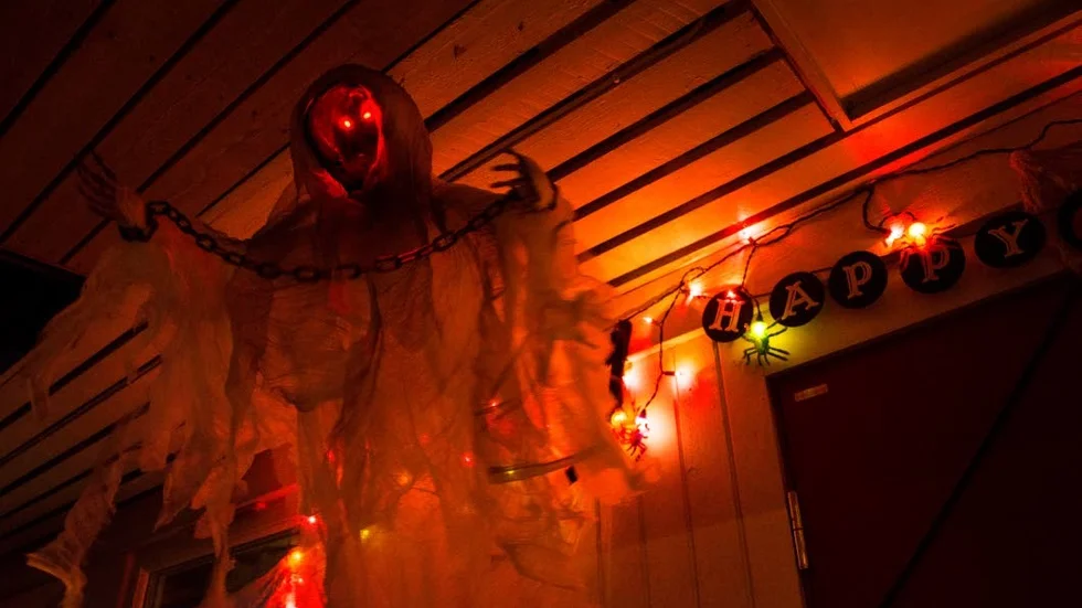 Halloweenpynt som både lyser och låter när man hälsar på.