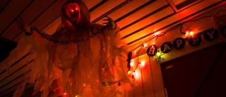 Hon tar Halloween-pynt till en ny nivå