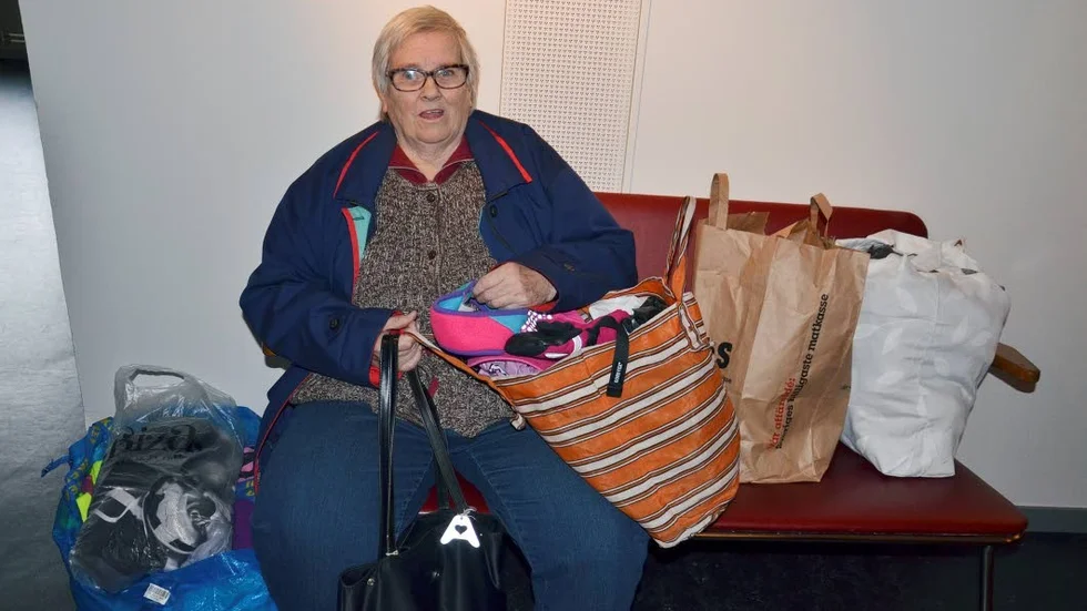 Fullpackat. Pensionären Birgit Grundberg kom dit med några kassar och fick också med sig något hem. " Men det kunde ha varit bättre belysning, för det är svårt att se kläderna."