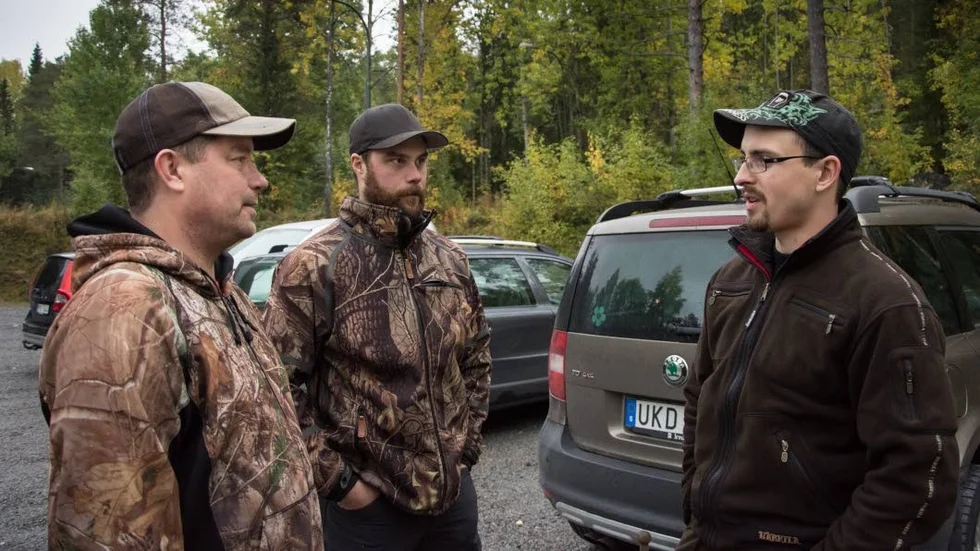 Ekonomiskt. Tågbiljetten var det enda som deltagarna behövde betala. Daniel Pettersson Svenska Jägareförbundet diskuterar med tidigare deltagarna Markus Sund och Andreas Drugge.
