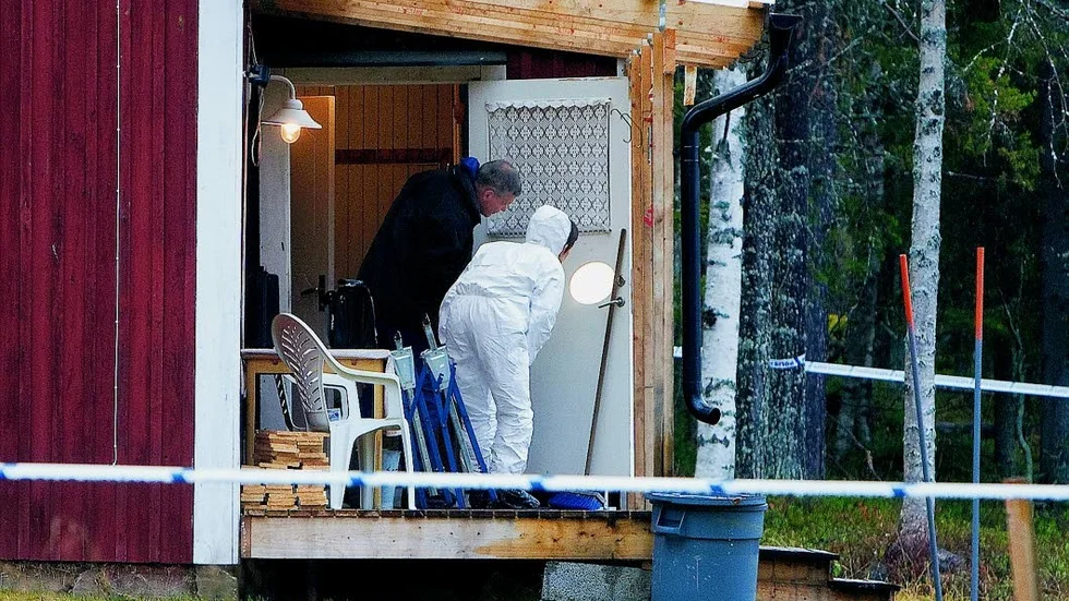 Nio år sedan. Polisen undersökte ytterdörren till stugan i Mäntyvaara in i minsta detalj.