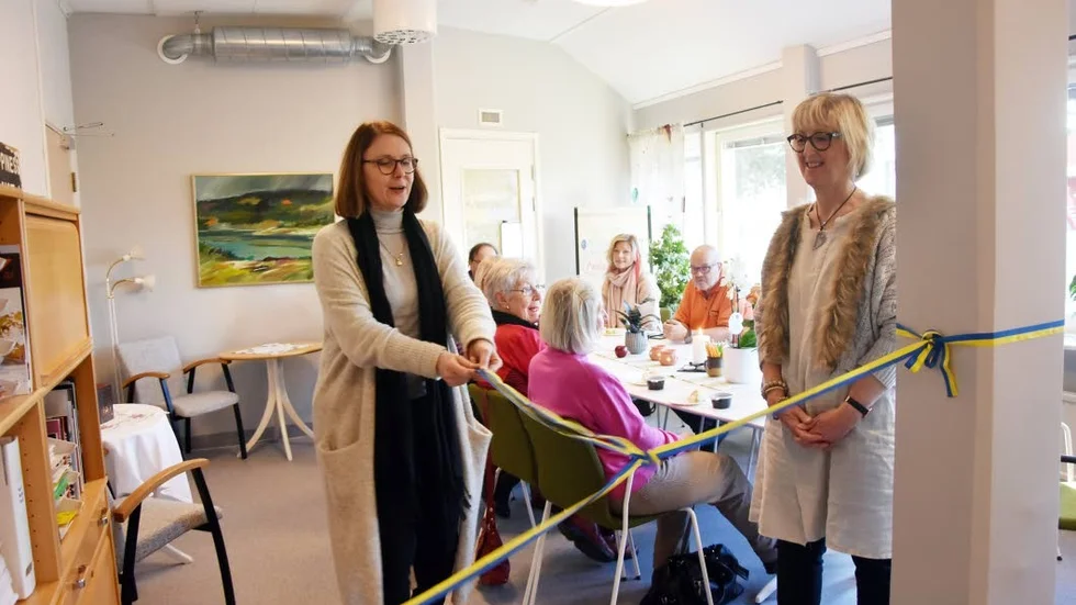 Anhörigcenter. Béatrice Öman, ordförande i socialnämnden, invigde Anhörigcenter tillsammans med Lena-Marie Johansson, som är kommunens anhörigkonsult och socialinformatör, och övriga gäster.