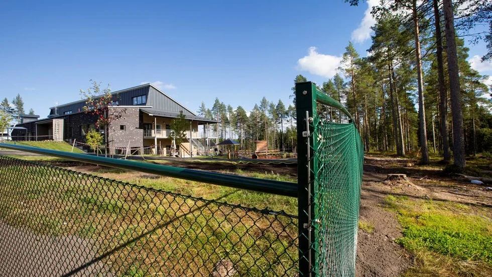 På måndagen blev ett barn på Hällbackens förskola biten av en huggorm.