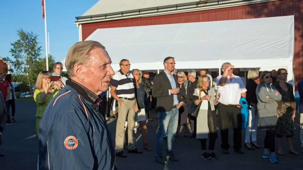 Tradition. Helge Wass, 91, brukar komma på surströmmingspremiären i bygdegården. "Det är en tradition i byn" säger han.