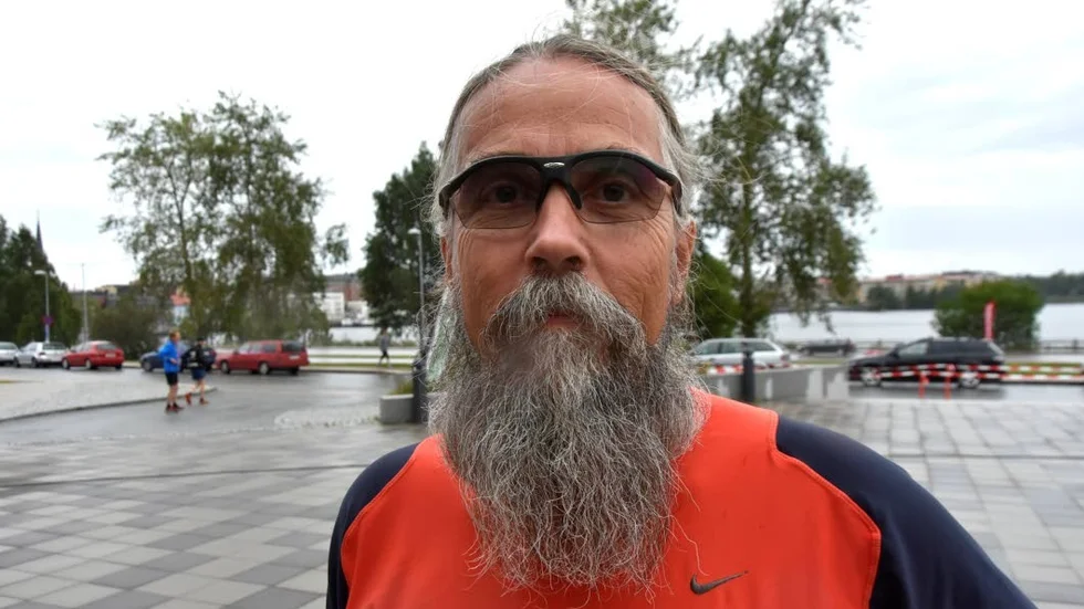 Glad motionär. Arne Björkman från Boden står redo inför milen. "Det blir något lopp per säsong. Det känns rätt okej nu, regnet verkar ju ha lugnat sig", säger han.