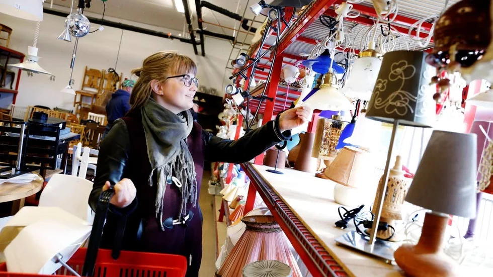 Fyller rum. Ellinor Kero letar lampor och möbler till ett tomt rum hemma.