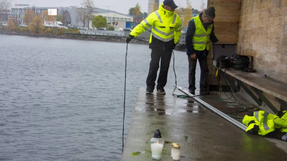 POLISHJÄLP. Dagen efter drunkningsolyckan sökte Peter och Ove Larsson vidare efter föremål som kan ha blivit kvarlämnade på havets botten. "Vi gör det på poplisens uppdrag", säger Peter Larsson.