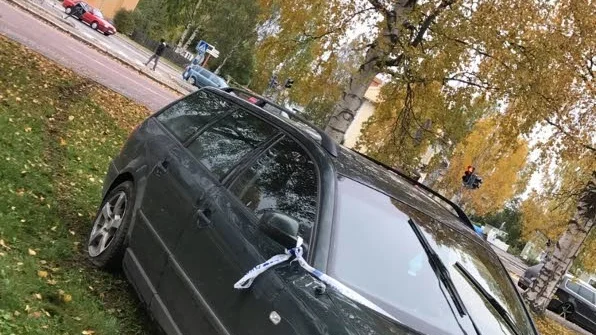 BILJAKTEN. Mannen i den mörka kombibilen mejade ner trafikskyltar under sin  våldsamma färd via gång- och cykelbanor i Boden.